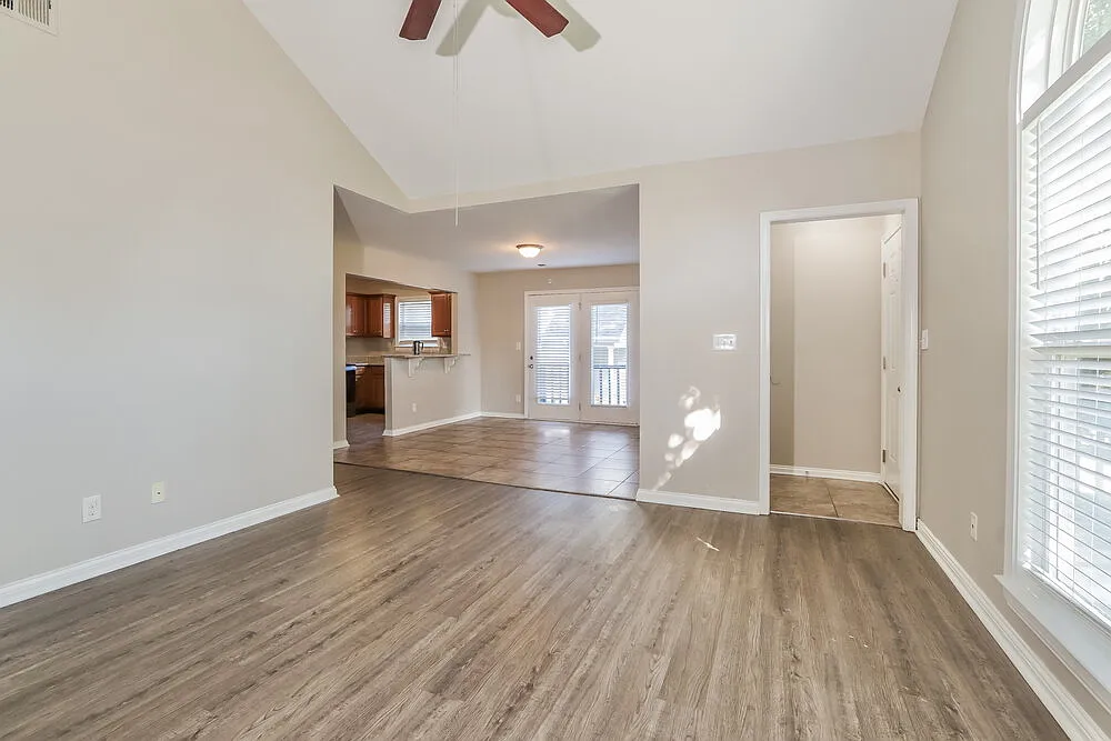 3 bed, 2.0 bath, 1296 sqft, $1,865 — Photo 4