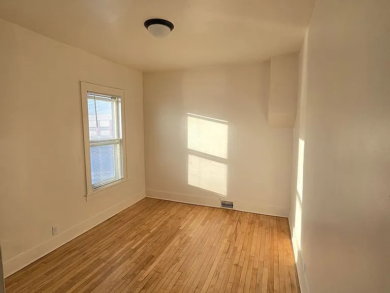 109 Milwaukee Ave W — Photo 5