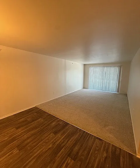 Lakeside Village Apartments — Photo 96