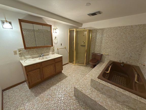 5th image of 838 Daffodil St