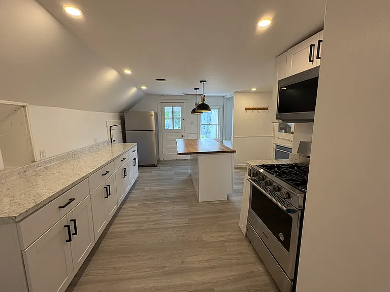 10-12 Searle Ave #12R — Photo 3