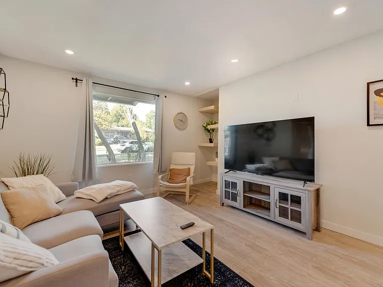 11828 Oberlin Dr — Photo 5
