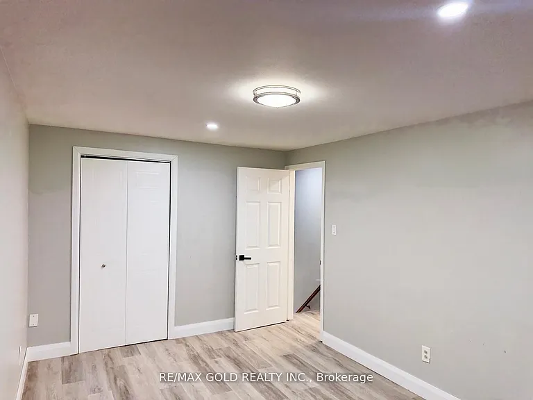 156 Mooregate Cres — Photo 18