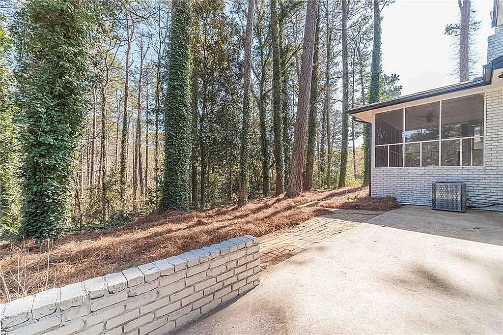 5 bed, 2339 sqft, $3,180 — Photo 3