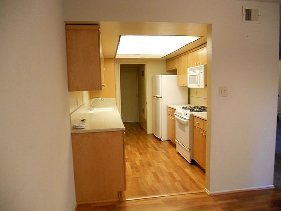 Kitchen w/ all appliances