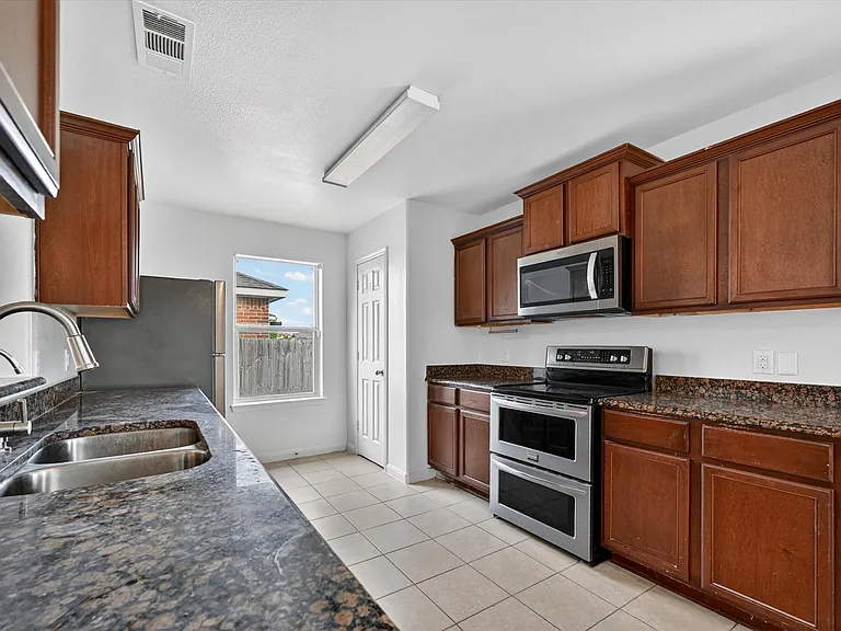 204 Lamont Rd — Photo 15