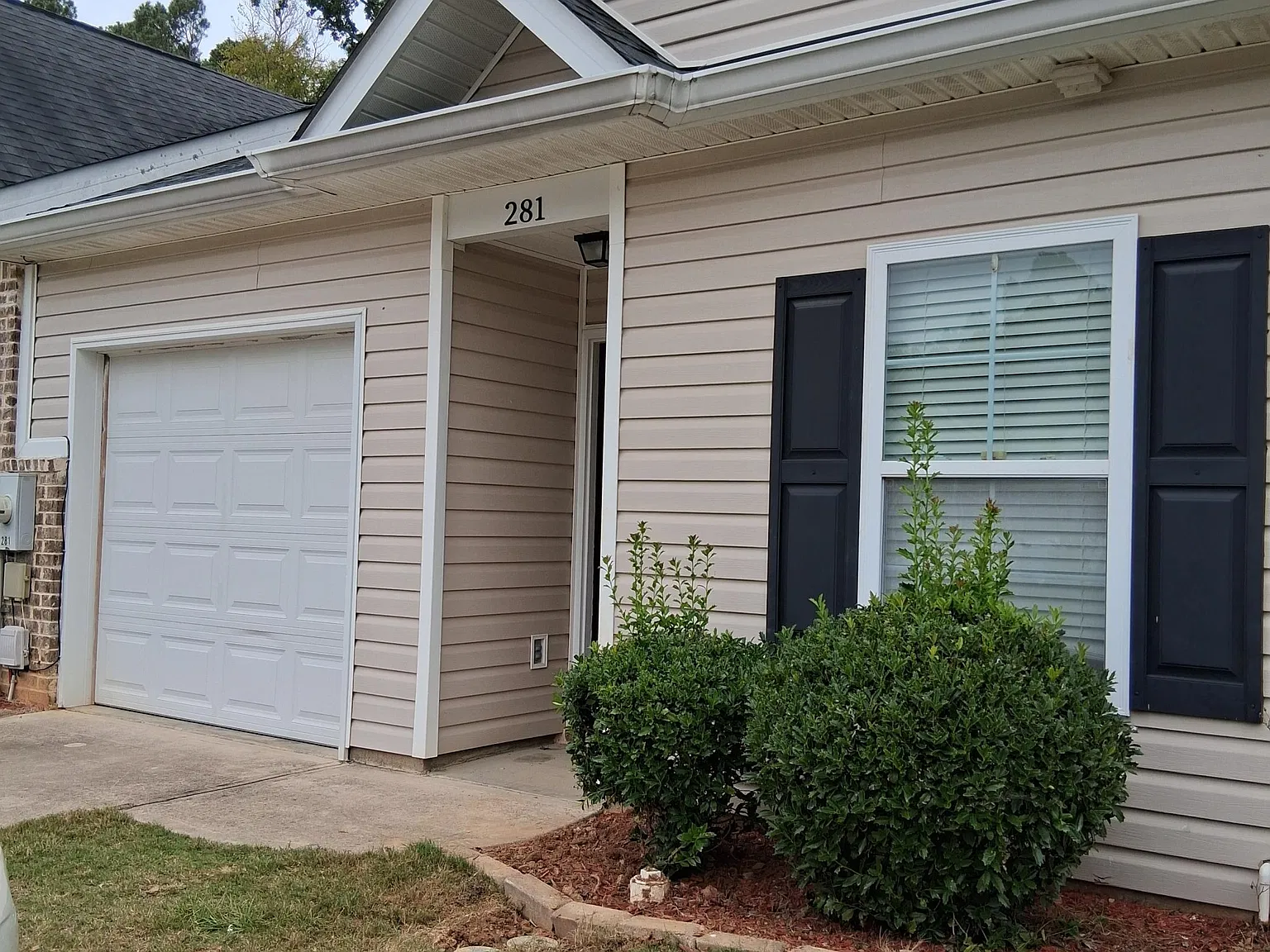 3 bed, 3.0 bath, 1353 sqft, $1,600 — Photo 1