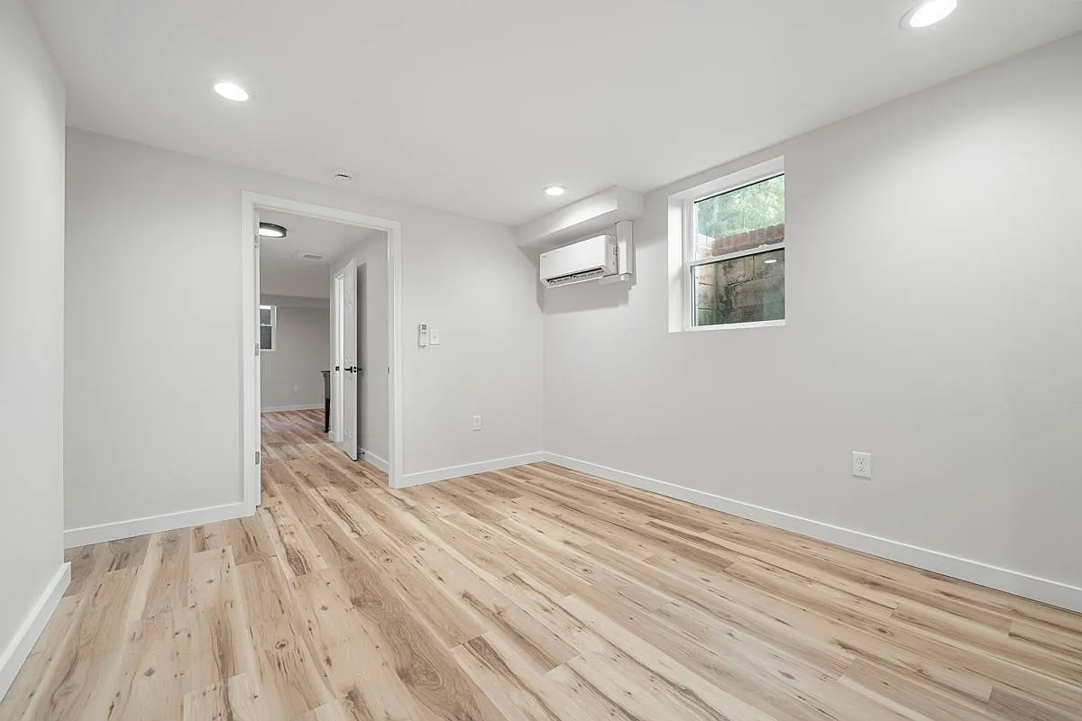 Downtown House with Garage — Photo 3