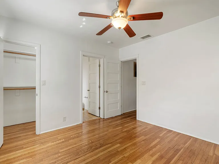 1121 E 9th St #1 — Photo 10