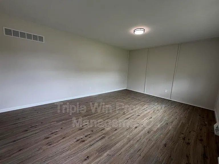 1315 Bobolink Dr — Photo 7