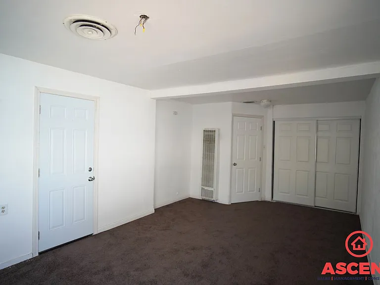 214 E Belle Ave — Photo 4