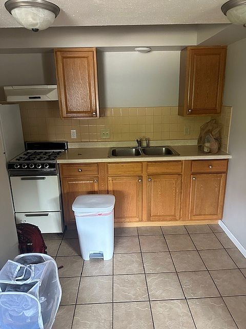 2nd image of 950 Sherman St #11134459