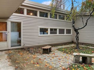 7079 Hillcrest Ln, Chesterland, OH 44026