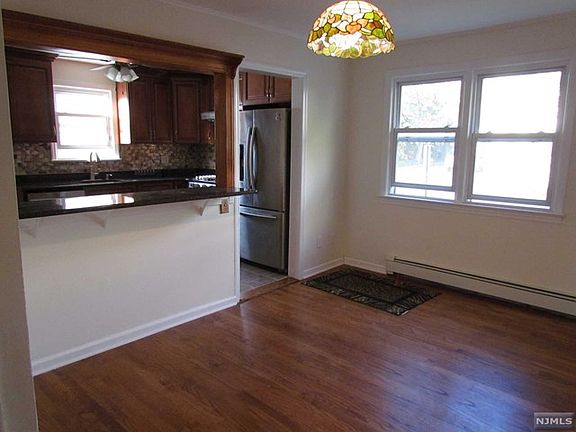 3rd image of 818 Pennsylvania Ave #1