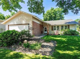 5518 Oakbrook Rd, Davenport, IA 52806