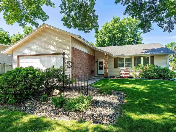 5518 Oakbrook Rd, Davenport, IA 52806