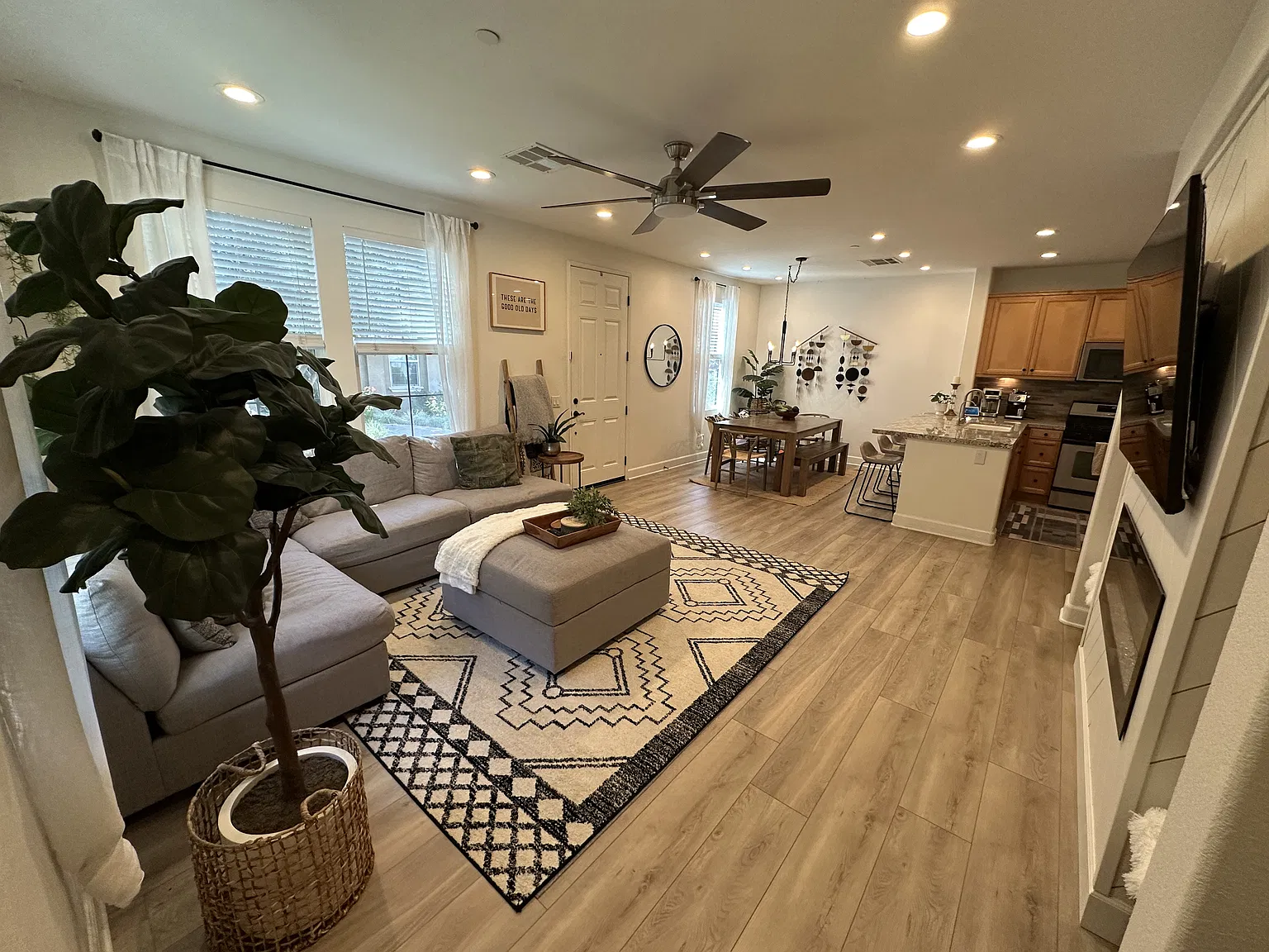 3 bed, 1420 sqft, $3,350 — Photo 3