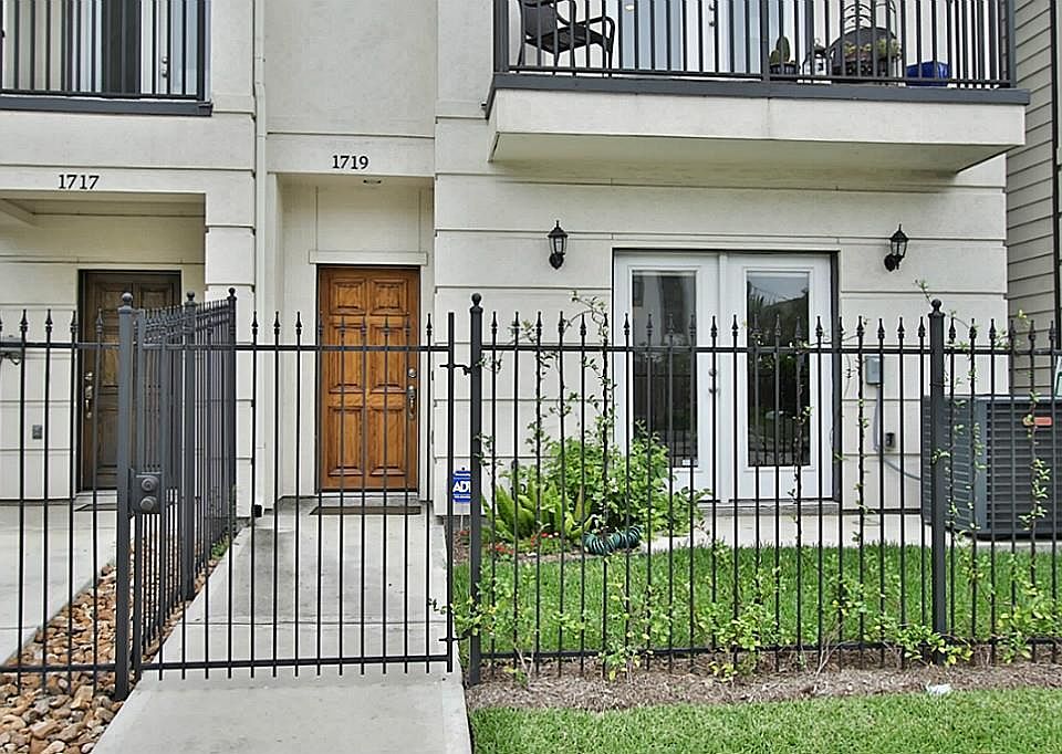 Inside this incredible Midtown home, you will find the perfect combination of traditional charm and modern character. High-end features and finishes throughout, in a prime walkable location! Walk to restaurants, shopping and parks!