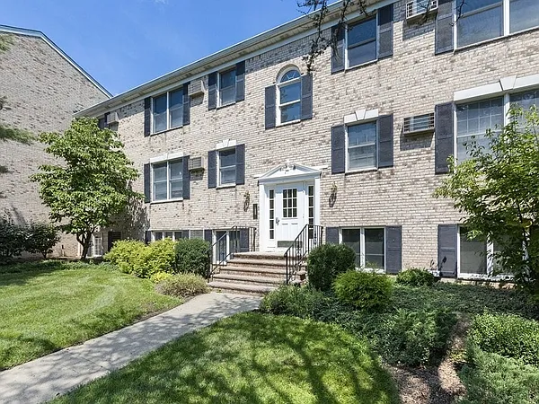 Coventry Square Apartments — Photo 2
