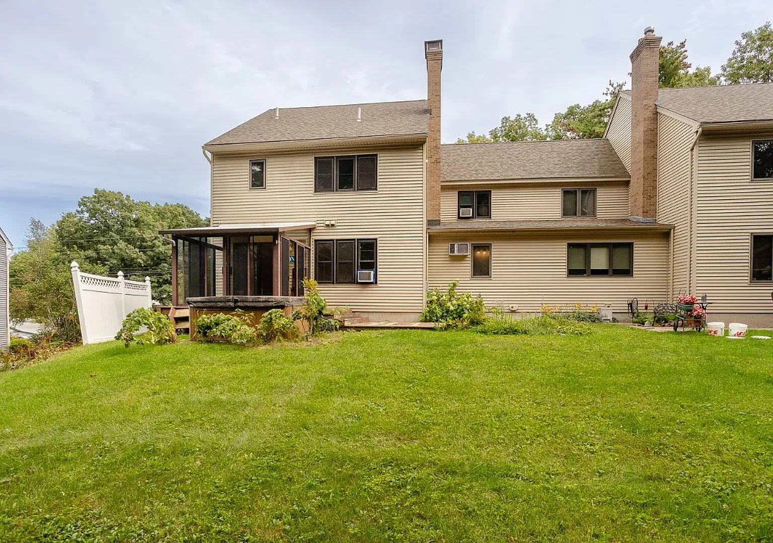 3BD/2.5BA Townhome in Colchester W/ Private Beach Access! — Photo 3
