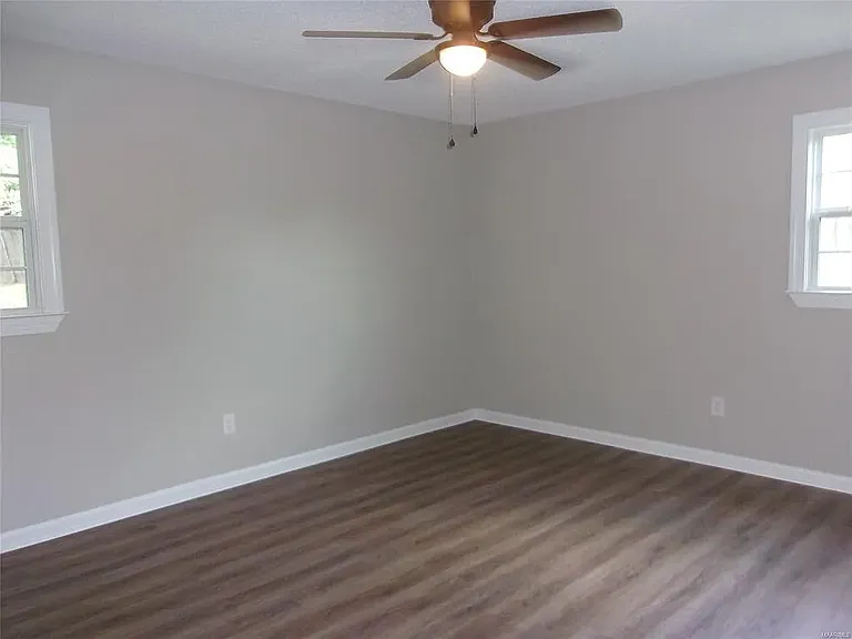 1102 Brooks Cir — Photo 12