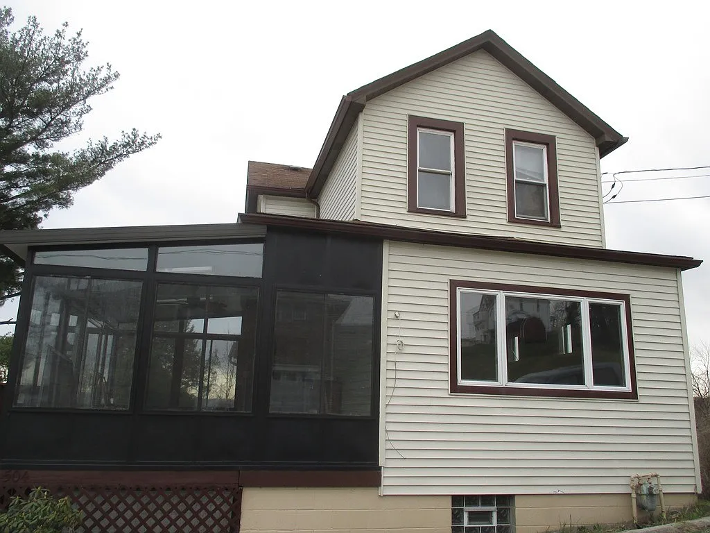 504 Crossland Ave photo 1