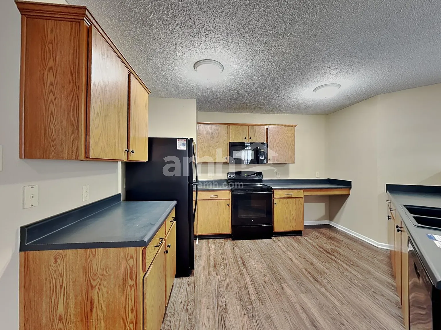 3 bed, 2.5 bath, 2880 sqft, $2,295 — Photo 3