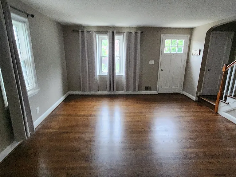 33 Darrow Dr — Photo 3