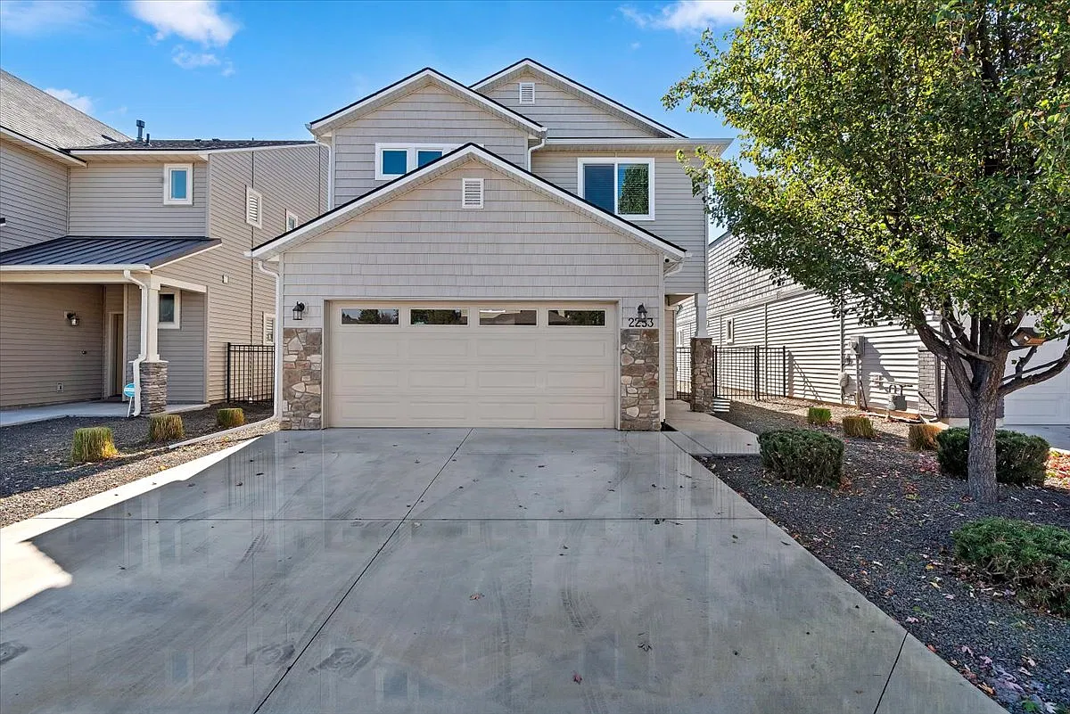 4 bed, 2.5 bath, 1961 sqft, $2,600 — Photo 2