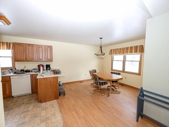 5th image of 28 N Barrie Rd