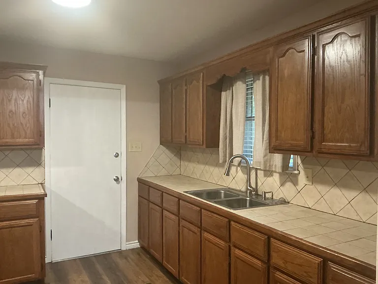 805 Schallert Dr — Photo 12