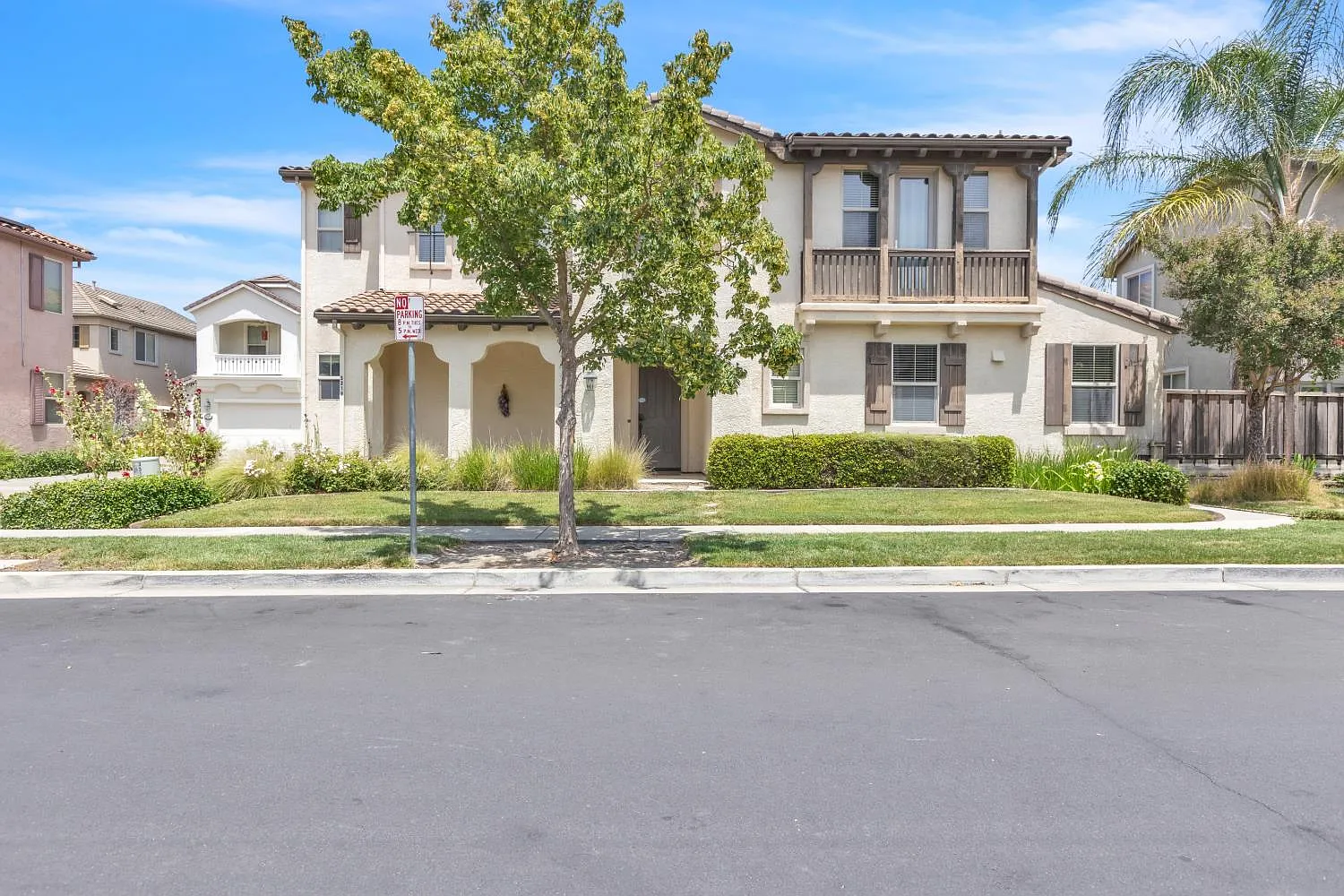 4 bed, 2.5 bath, 2216 sqft, $3,100 — Photo 1