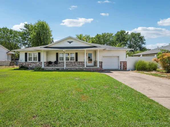 810 SE 9th St, Pryor, OK 74361