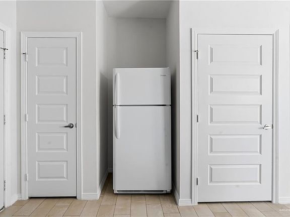5th image of 3601 Valeria St #2