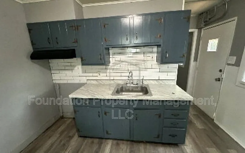 3 bed, 1.0 bath, 875 sqft, $1,000 — Photo 3