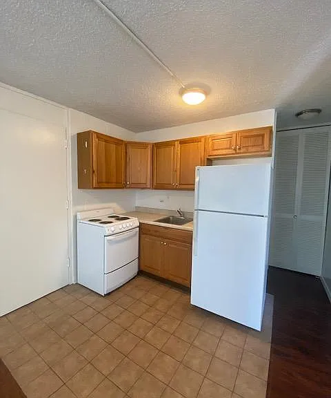 1833 Anapuni St #203 — Photo 1