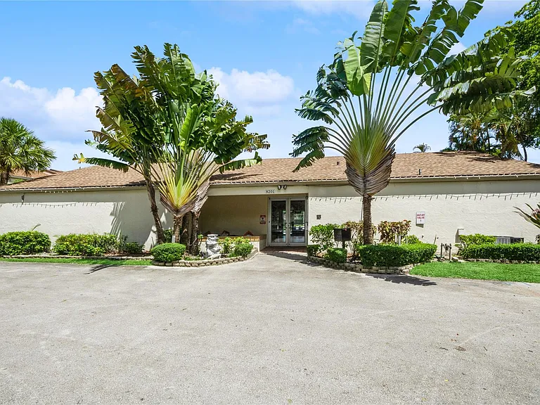8208 NW 8th Pl — Photo 32