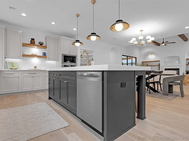 515 W El Paso St — Photo 33