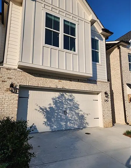 1242 Winterhaven Dr — Photo 2
