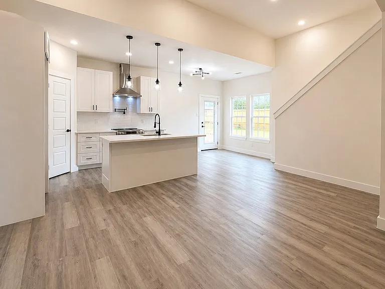 2224 Hercules Dr — Photo 3