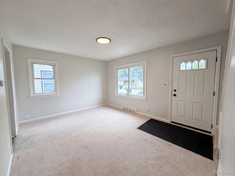 11268 Maxwell Ave — Photo 3