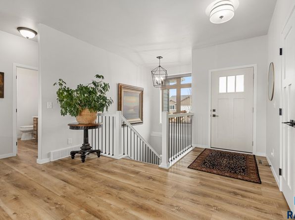 6413 S Vineyard Ave, Sioux Falls, SD 57108