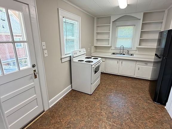 4th image of 543 Hyde Park Dr NE