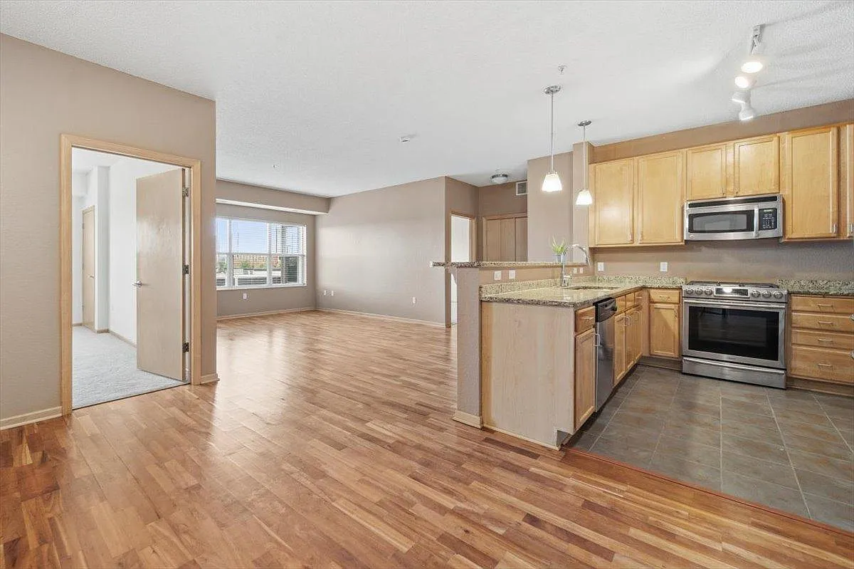 2 bed, 1.0 bath, 1156 sqft, $1,795 — Photo 2
