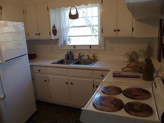4th image of 1401 Kathryn Ln