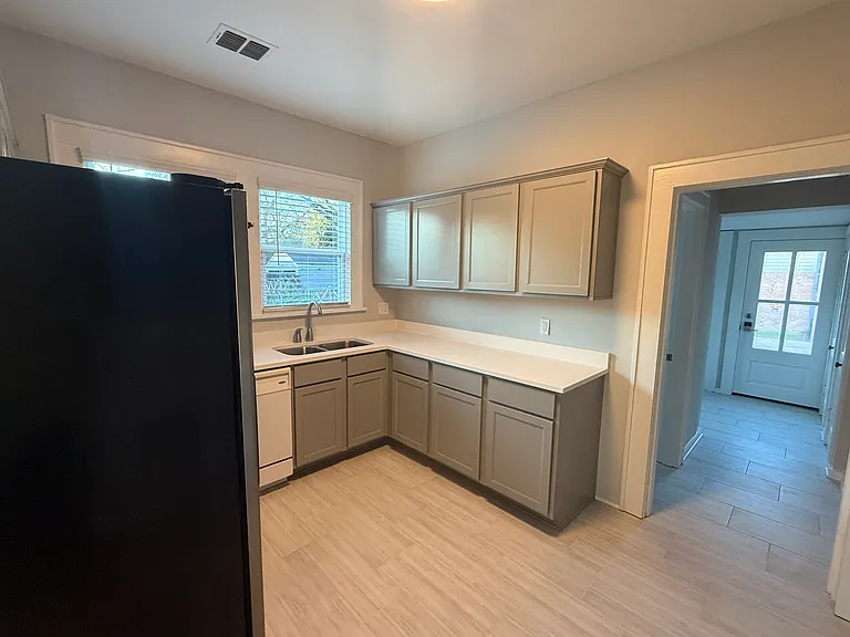 350 Ockley Dr — Photo 16