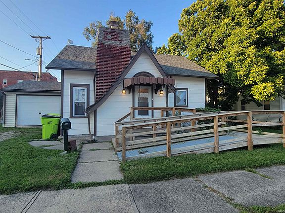 2nd image of 109 E Oak St