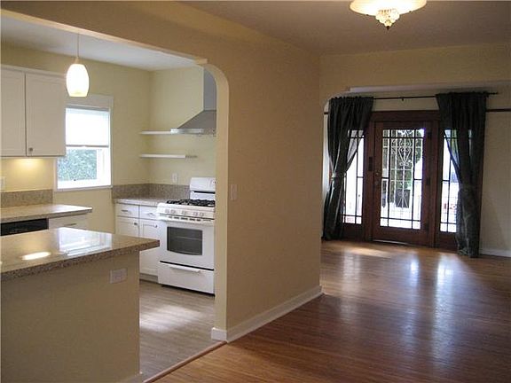 5th image of 3027 Bancroft St