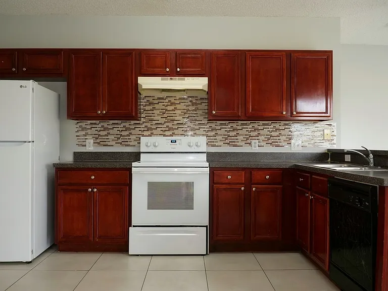 752 Paris Dr — Photo 4