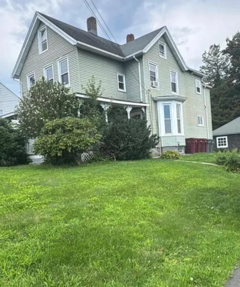 3 bed, 1.0 bath, 2341 sqft, $1,995 — Photo 2